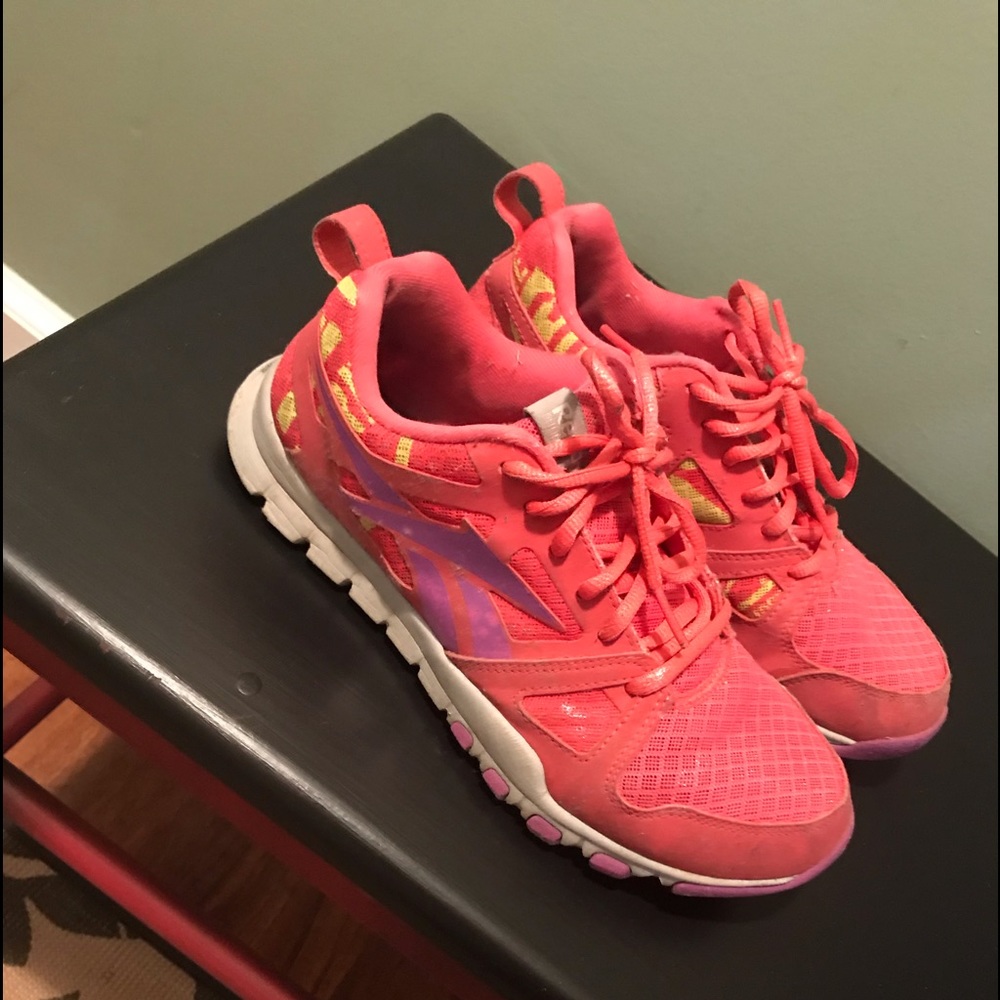 Tennis shoes